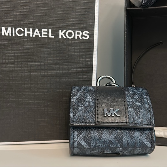 New! Michael Kors AirPods Case - Picture 4 of 11